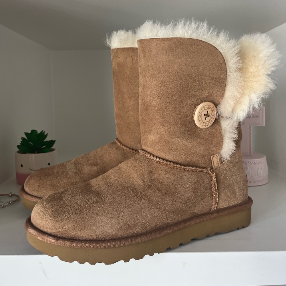 Mini uggs with buttons